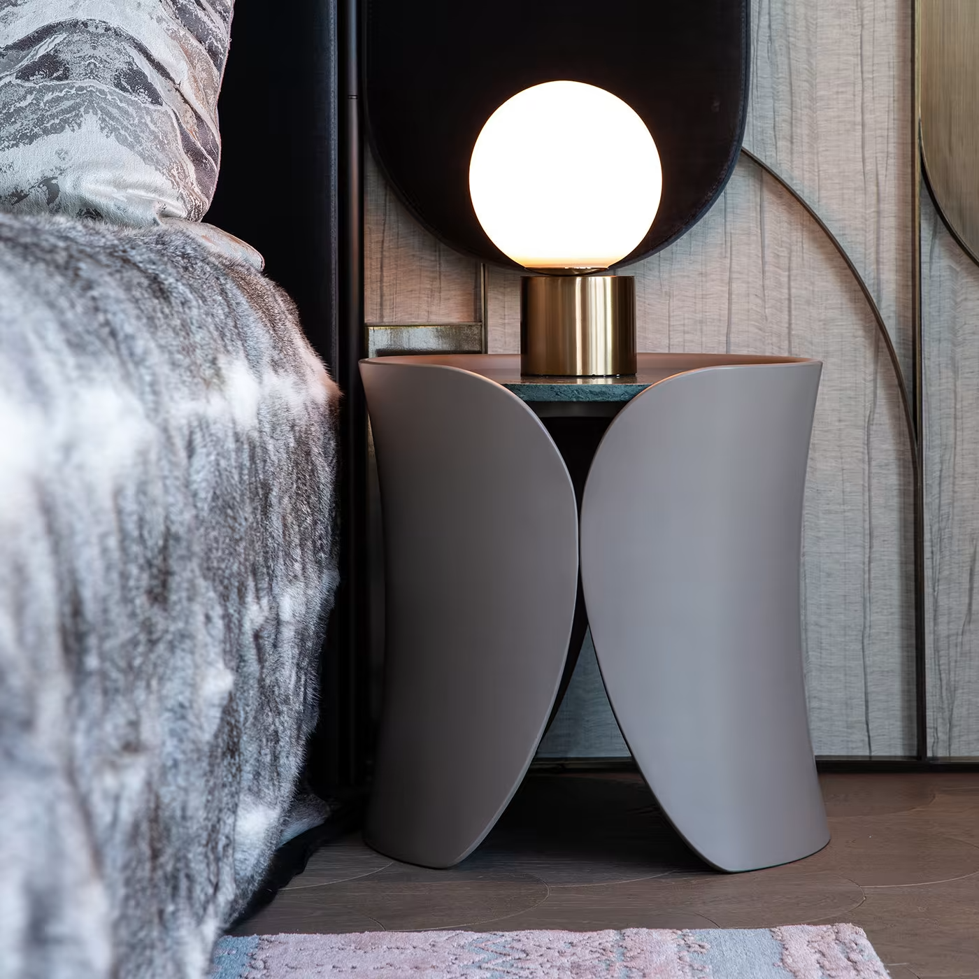 Hug side table